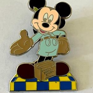 Disney Pin 68598 MICKEY on the move InspEARations Statue Mystery